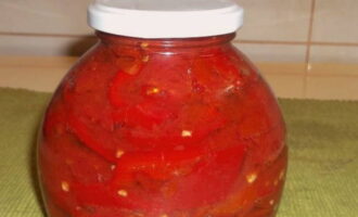 Лечо из болгарского перца, помидоров и чеснока на зиму готово. Можно уносить на хранение в прохладное место.