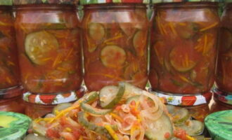 Обалденный салат из огурцов в томате на зиму «Пальчики оближешь» готов.