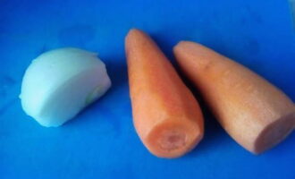 Половину луковой головки и морковку очистите. Примерно через полчаса добавьте в бульон к мясу лук и морковку в целом виде.