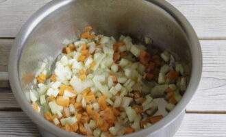 На ароматном чесночном масле обжарьте все измельченные овощи до мягкости.