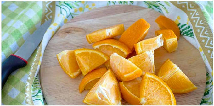 Сок из замороженных апельсинов в домашних условиях. Сок из мерзлого апельсина. Что можно сделать из замомро замороженных апельсин. Фото замороженных апельсинов для чая. Можно ли заморозить апельсин.