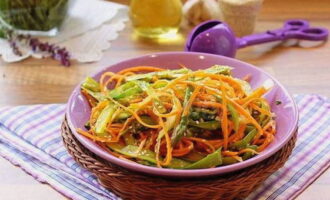 В салатнице смешайте морковку и спаржу, полейте маринадом, перемешайте и оставьте на 10-15 минут. Перед подачей посыпьте салат кунжутом и украсьте верхушками ростков спаржи. Приятного аппетита!