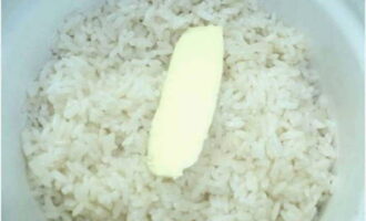 После звукового сигнала, который свидетельствует об окончании программы, откройте крышку, добавьте к рису небольшой кусочек сливочного масла, перемешайте кашу.