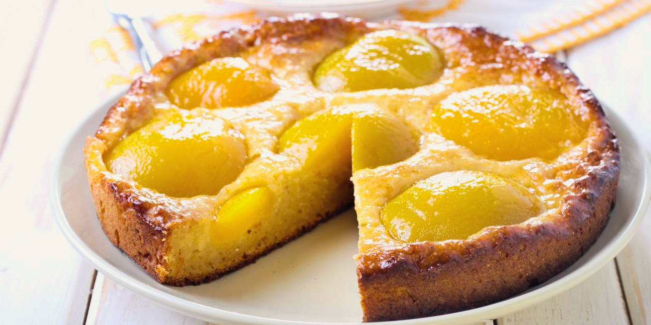 Перевёрнутый пирог с консервированными персиками в духовке: рецепт - Лайфхакер