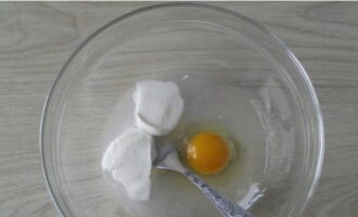 Посикунчики очень просто готовятся в домашних условиях. Начинаем с теста: в глубокой емкости смешиваем куриное яйцо, сметану и воду.