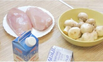 Курица с грибами в сливочном соусе на сковороде готовится просто. Подготовим необходимые ингредиенты по списку.
