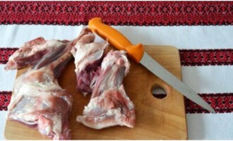 Картошка с мясом в казане готовится быстро и просто. Обрезаем мясо с костей и режем на небольшие сегменты.