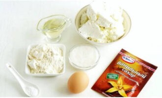 Пышные сырники из творога на сковороде по классическому рецепту готовятся очень просто. Первым делом отмериваем, согласно пропорции рецепта, все ингредиенты для сырников.