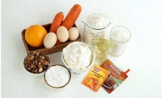 Классический морковный торт легко готовится в домашних условиях. Подготавливаем ингредиенты. Сметана обязательно должна быть жирной, в идеале домашней. Разогреваем духовой шкаф до 180°С.