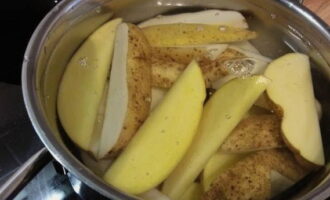 Картофель «Айдахо» легко готовится в домашних условиях. При помощи щетки промываем каждый клубень картошки под водой, режем на дольки и на 4-5 минут закидываем в кипящую воду.