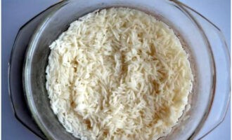 Фаршированный перец с фаршем и рисом готовится очень просто. Рис промыть, отварить в подсоленной воде в пропорции 1: 2 до полуготовности и остудить.