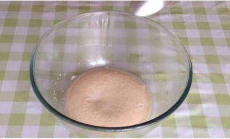 Хачапури по-мегрельски легко готовятся в домашних условиях. В посуду для замеса теста налить теплую воду и растворить в ней сухие дрожжи с сахаром. Смеси дать постоять в тепле 15-20 минут, чтобы дрожжи активировались.