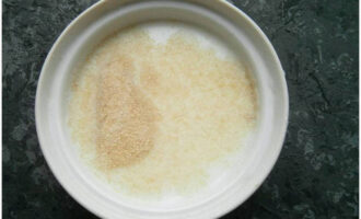 Классический чизкейк легко можно приготовить в домашних условиях. 15 граммов порошкового желатина заливаем молоком и даем набухнуть в течение 15 минут.