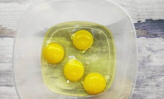 Как приготовить пышный омлет на сковороде? Куриные яйца отправляем в глубокую миску, в которой будет удобно замешивать.