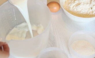 Классические булочки Синнабон легко готовятся в домашних условиях. Вымешиваем 15 грамм свежих дрожжей в теплом молоке с сахаром и небольшим столовой ложкой муки. Оставляем опару на 10-15 минут.