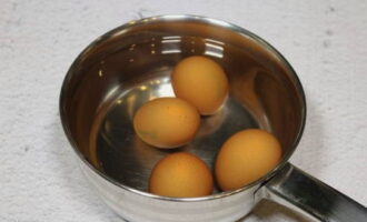 Маринованные яйца готовятся очень просто. Помещаем яйца в кастрюлю и заливаем водой. Отвариваем на протяжении семи минут после закипания, добавив немного соли.