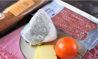 Горячие бутерброды готовятся очень просто. Первым делом выкладываем на рабочий стол все необходимые ингредиенты, промываем и насухо промакиваем бумажными салфетками спелый томат.