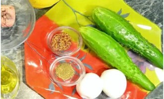 Классический салат с тунцом консервированным готовится просто и быстро. Заранее сварите яйца вкрутую, для этого опустите их в холодную воду и варите примерно 8-9 минут от момента закипания.