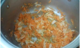 Оставшийся лук с тертой морковью томим в кастрюле со сливочным маслом.