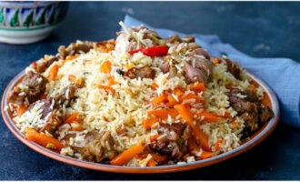 Классический узбекский плов в казане на плите готов. Раскладывайте по тарелкам и подавайте сытное блюдо к столу!