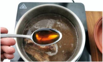 Классический вьетнамский суп Фо Бо готовится очень просто. В объемную кастрюлю влейте 1,4 литра воды. Опустите в нее 400 грамм крупных говяжьих костей. В воду сразу добавьте палочку корицы, звездочку бадьяна, треть чайной ложки зерен фенхеля, 3 бутона гвоздики, треть стручка перца чили и нарезанный кусочками корень имбиря. Варите бульон 40 минут на среднем огне, после этого добавьте столовую ложку рыбного соуса.