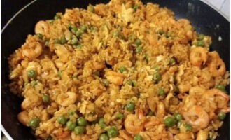 Жареный рис с креветками на сковороде готов. Подавайте к столу, дополнив зеленым луком и кунжутом. 