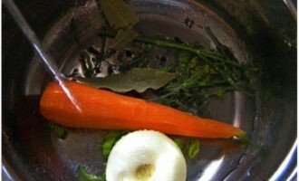 Перед тем, как отваривать рыбу, подготовим овощной отвар. Кладем в кастрюлю лук, морковь, специи и зелень.