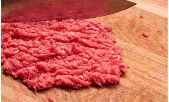 Очищаем говядину от лишнего жира и пленок. Мясной продукт мелко рубим острым ножом.