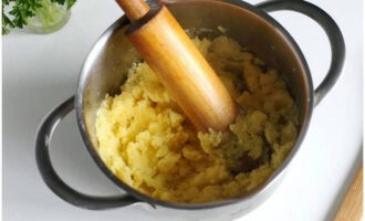 Немного остудив картошку, давим ее толкушкой или пробиваем блендером.