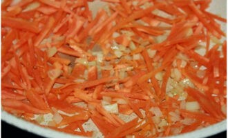 Очистив овощи, режем так, как нравится. На прогретом кунжутном масле жарим лук. Далее добавляем морковку. Припускаем до мягкости овощей.