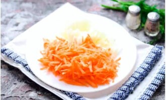 Лук и морковку очищаем и измельчаем: луковицу произвольно нарезаем, а морковь натираем на крупной терке. Подготовленные компоненты обжариваем на растительном масле до мягкости и золотистости.
