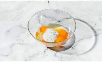 Разбиваем в нее четыре яйца, насыпаем нужное количество сахара обычного, ванильного, соли и любым кухонным гаджетом взбиваем до состояния пышной пены примерно 5 минут.