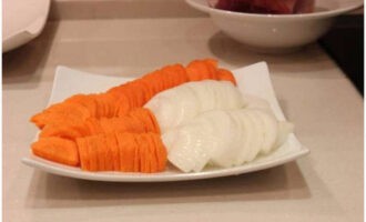 Полукольцами нарезать луковицу. Морковь нарезать тонкими полукружками.