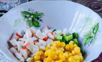 В салатник высыпаем подготовленные компоненты, а также зерна сладкой кукурузы.