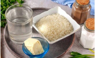 Рассыпчатый рис готовится очень просто. Рисовую крупу можно брать любую, но пропаренная быстрее и легче варится. Отмерьте все необходимые ингредиенты.