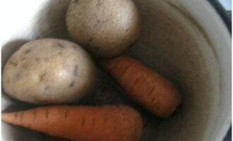 Салат с тунцом, яйцом и огурцом готовится очень просто. Заранее сварите те продукты, которые этого требуют. Перед варкой морковку и картошку помойте. Картошка варится примерно 20 минут, морковка – 30 минут.