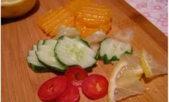 Для украшения режем отварную морковь, огурец, перец болгарский и лимон.