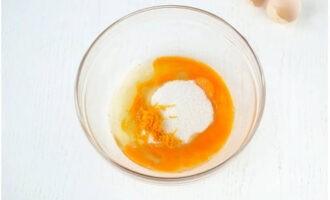 В объемной чаше объединяем яйца, сахар и апельсиновую цедру.