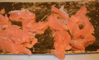 Филе красной рыбы режем на небольшие кусочки.