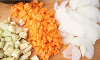 Оставшиеся луковицы нарезаем полукольцами, а морковь и баклажан кубиками среднего размера.