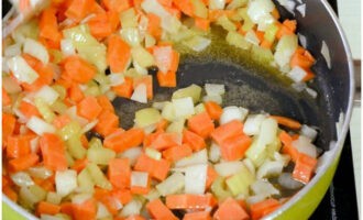Режем небольшими кубиками морковь, лук, сельдерей и чеснок. Томим овощи до мягкости в оливковом масле со сливочным.