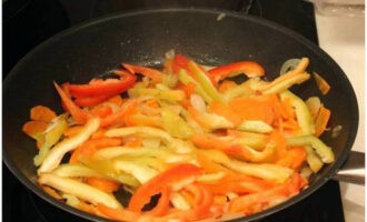 Переложить к ним нарезку перца с помидорами, посыпать солью с черным перцем и пожарить на небольшом огне в течение 10 минут. Обжаренные овощи переложить на тарелку.