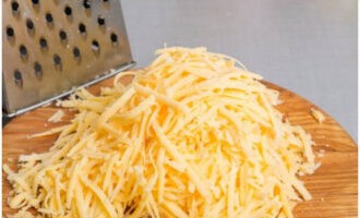 Твердый сыр пропускаем через крупную терку.