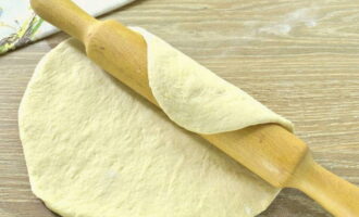 Раскатываем тесто в пласт толщиной чуть меньше одного сантиметра.