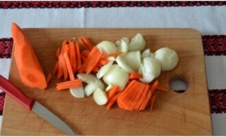 Не теряя времени, режем морковь соломкой, а лук четверть кольцами.