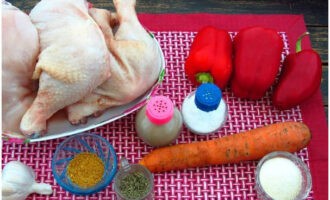 Чтобы террин получился наиболее сочным, используйте разные части куриной тушки: окорок, грудка. Овощи помойте и очистите.