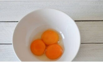 Разделив яйца на белки и желтки, желтки выливаем в пиалу. Солим, перчим и взбиваем. Белки убираем в холодильник, они нам в данном рецепте не нужны.