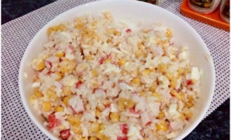 Классический крабовый салат с кукурузой и рисом готов. Подавайте к столу и угощайтесь!