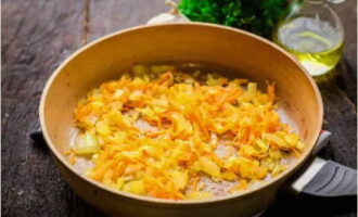 Параллельно измельчаем лук с морковью и пассеруем овощи на небольшом количестве растительного масла до мягкости и легкого румянца.