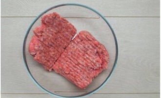 Классический рецепт плескавицы подразумевает использование свиного и говяжьего фарша в равных пропорциях.